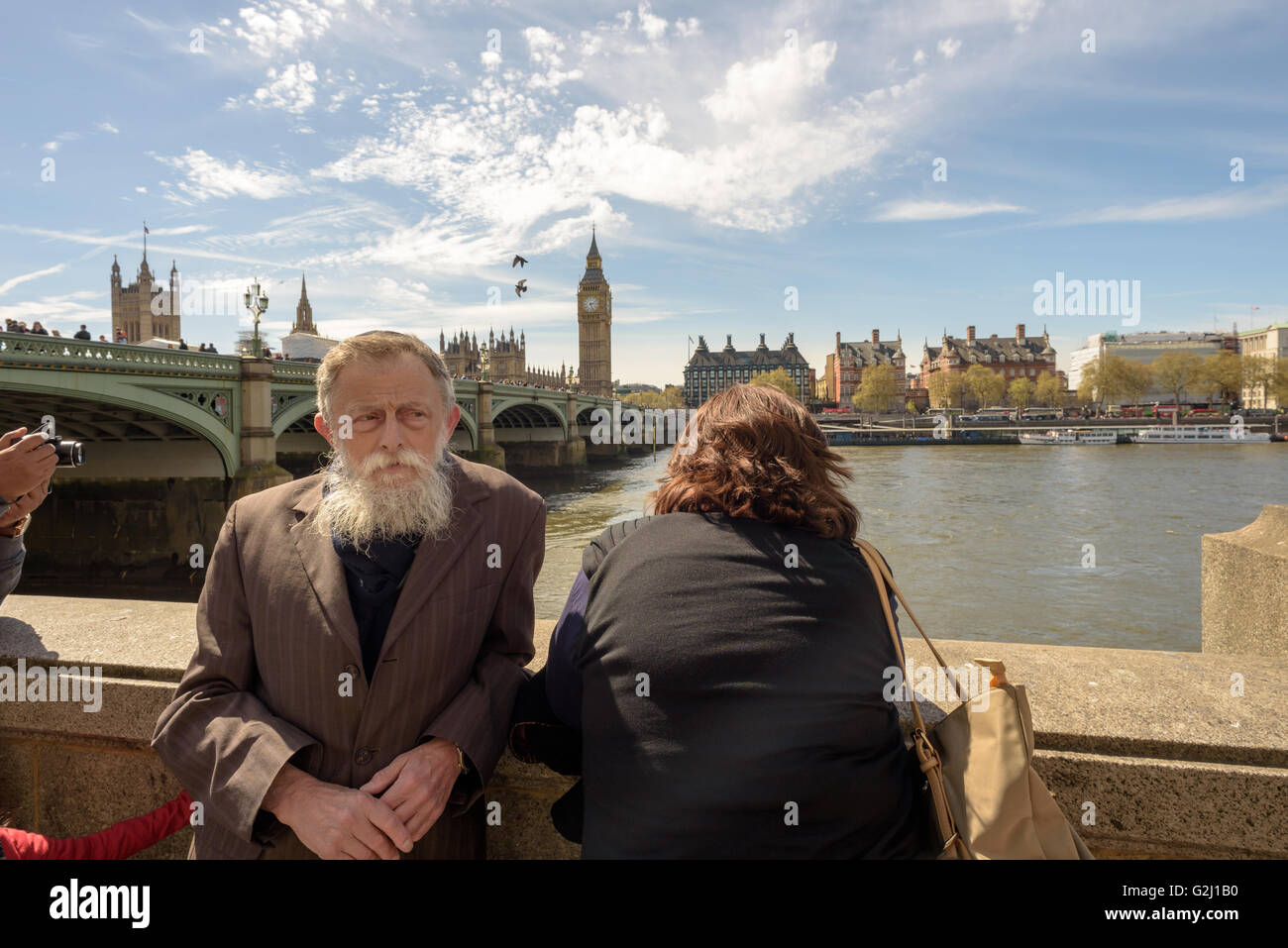 Les touristes de détente sur la promenade de la reine avec Big Ben et les chambres du Parlement dans l'arrière-plan Banque D'Images