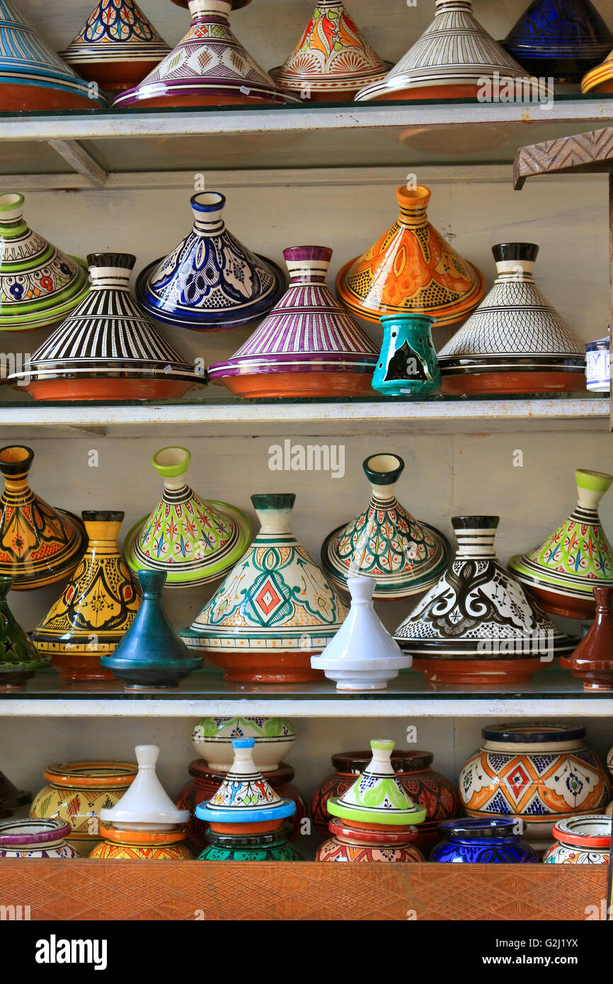 Tajine de décoration colorée cuiseurs pour vendre sur des étagères au Maroc  Photo Stock - Alamy