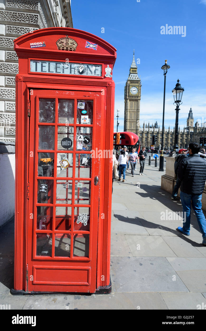 Boîte de téléphone rouge classique à Londres la place du Parlement, avec Big Ben en arrière-plan sur une journée d'été de mai le 1er 2016 Banque D'Images