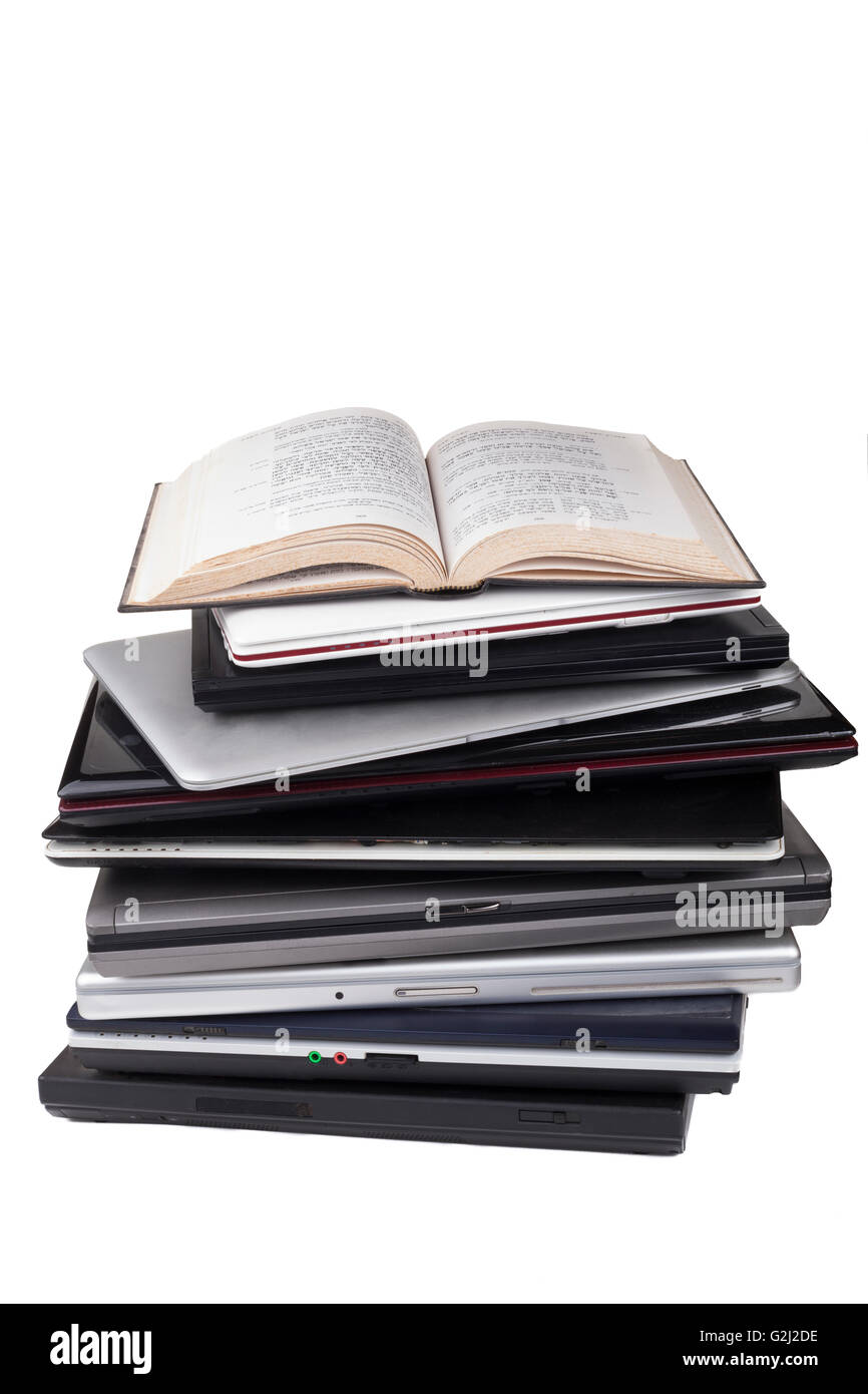 Vieille Bible en hébreu sur le dessus de la pile d'ordinateur portable isolé sur fond blanc Banque D'Images