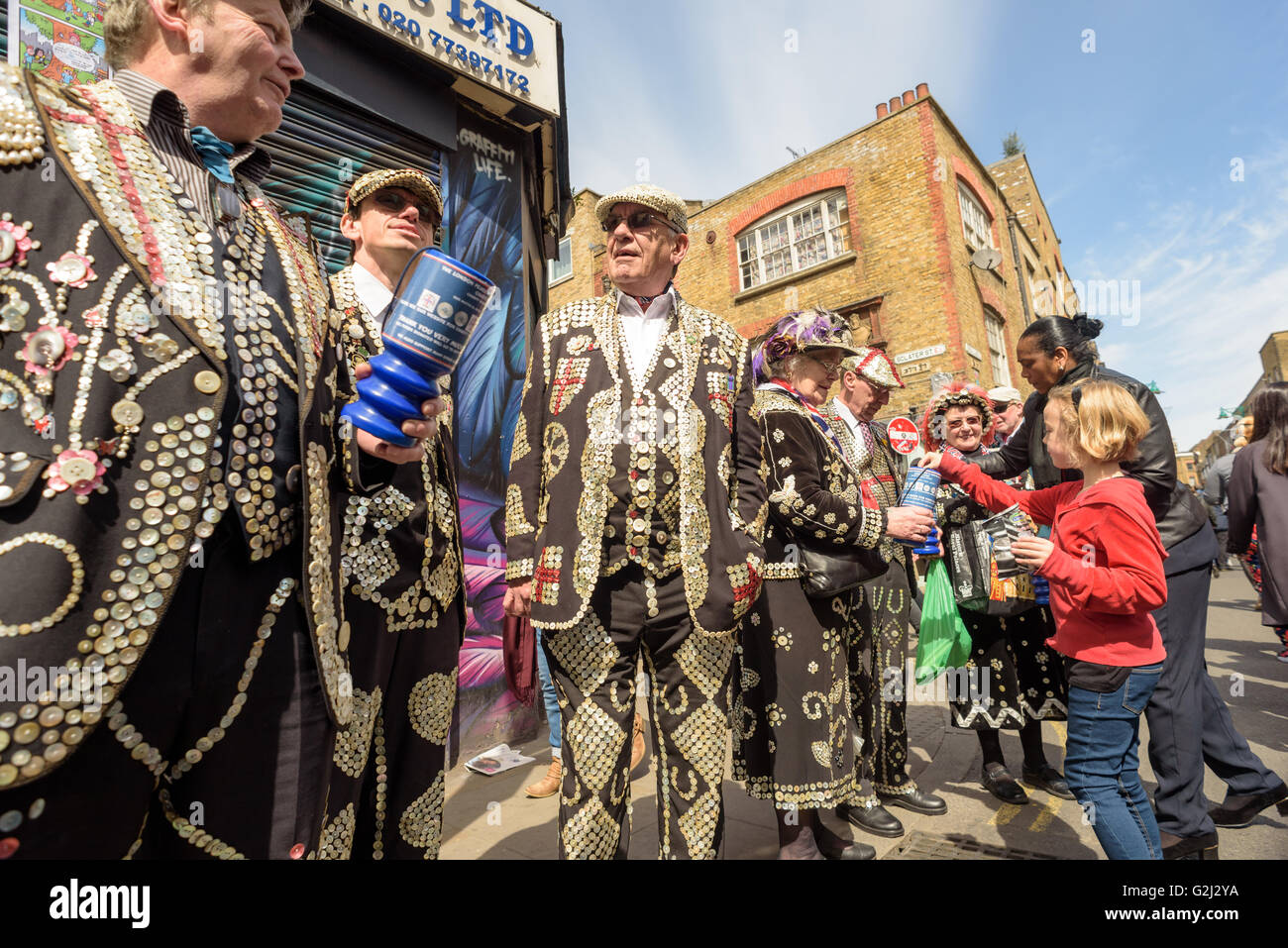 Rois et Reines nacré traditionnel en plein dans la collecte de dons de costumes sur Brick Lane London Shoreditch Banque D'Images