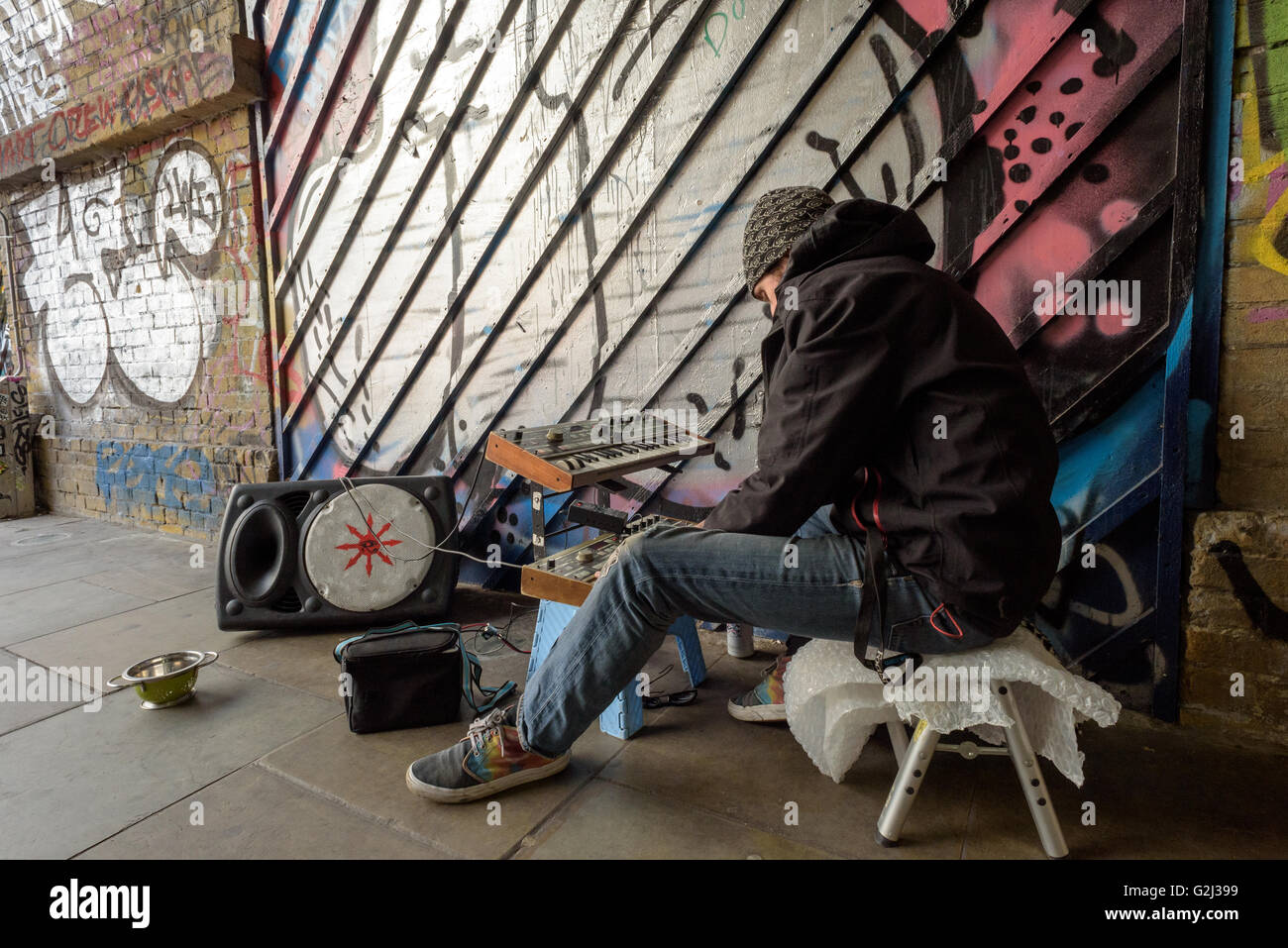 Busker électronique joue de la musique sur un système audio portable dans un tunnel sur Wheler Street à Londres Shoreditch, E1, Angleterre Banque D'Images