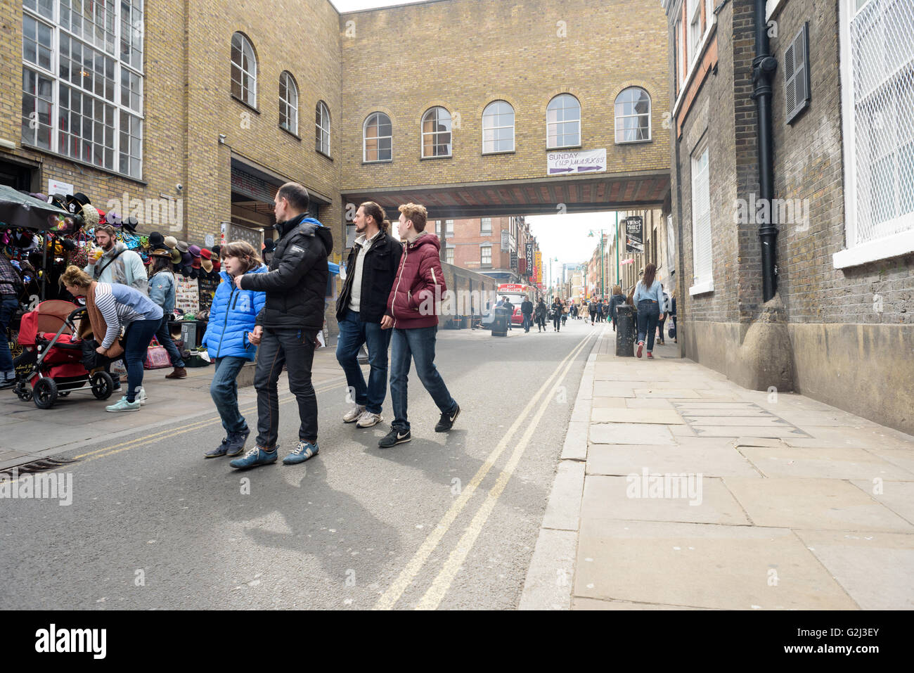 Les membres du public à marcher le long de la célèbre Brick Lane Street à Londres pendant les vacances de Mai Banque D'Images