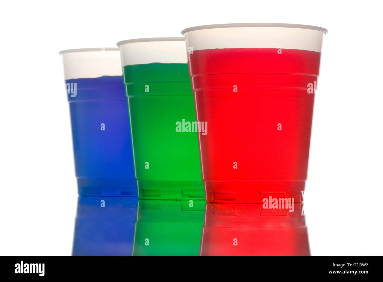 Verres en plastique avec Red, Green & Blue Liquid Banque D'Images