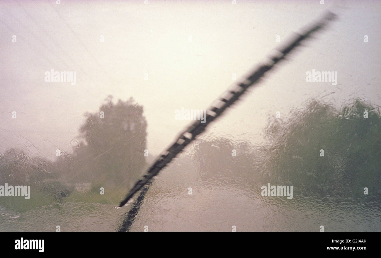 Sous la pluie de l'essuie-glace Banque D'Images Sous la pluie de l'essuie-glace Banque D'Images