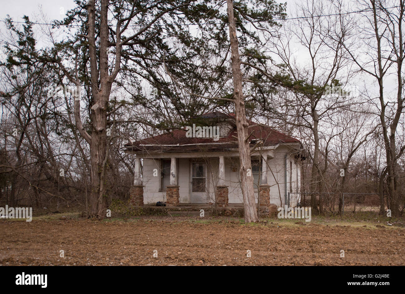 Vieille maison blanche avec porche entouré d'arbres, Kansas, États-Unis Banque D'Images