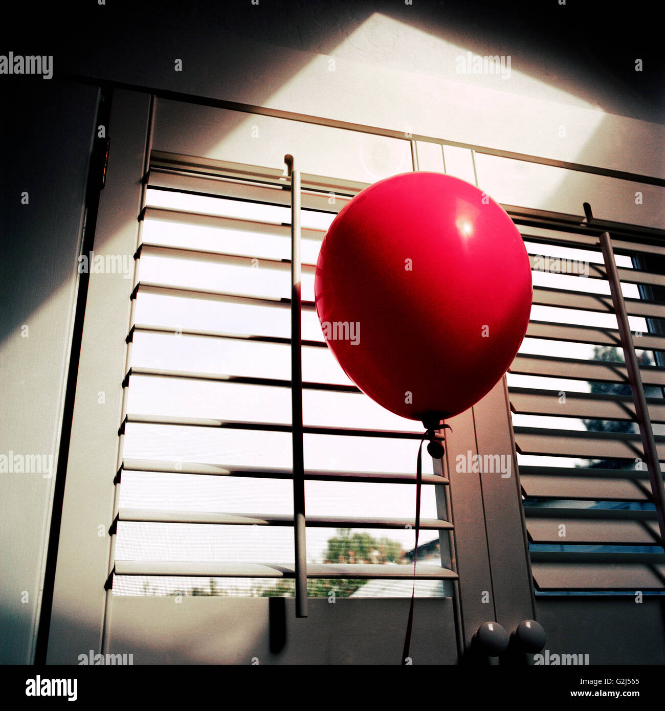 Ballon rouge par Fenêtre flottante Banque D'Images