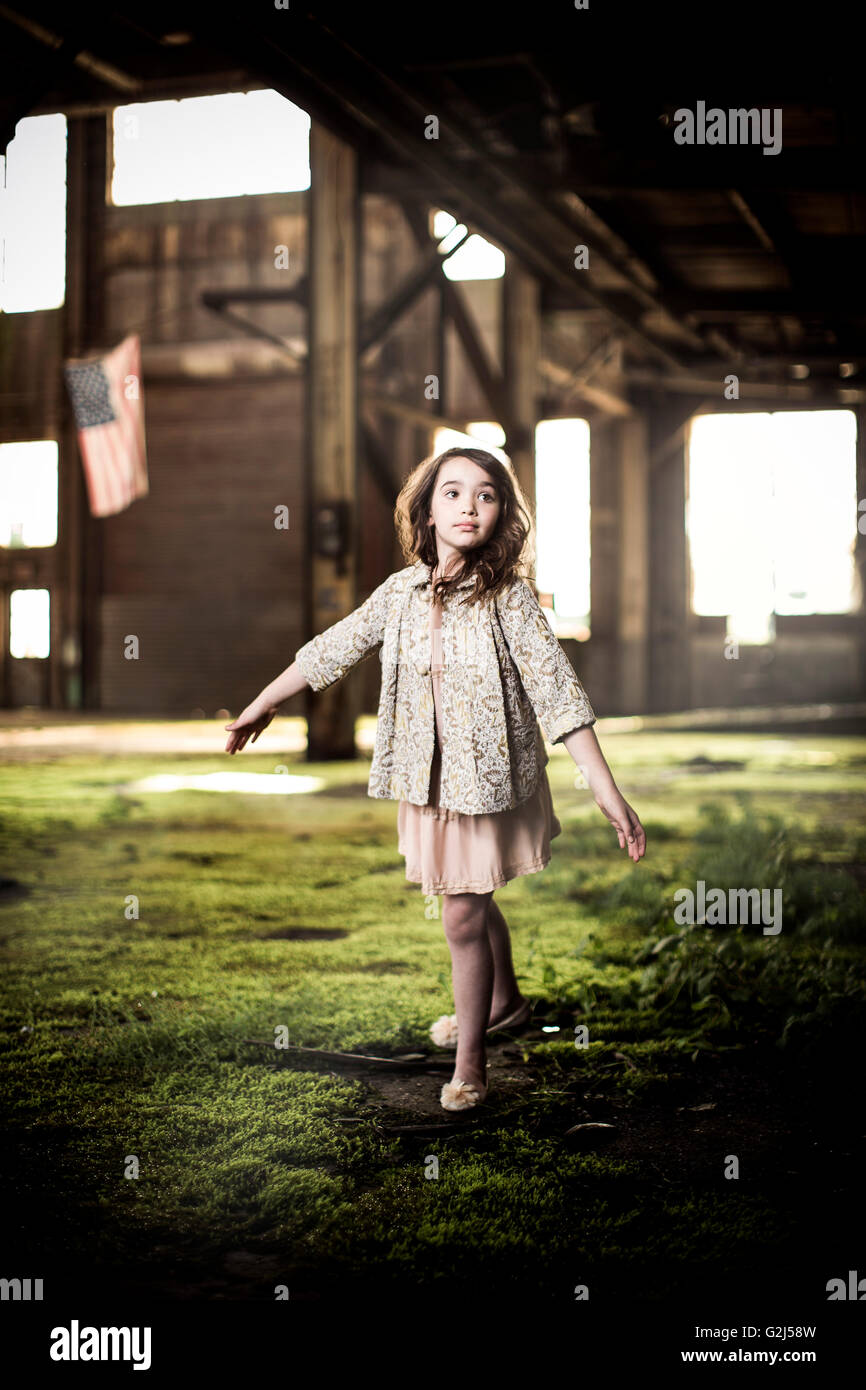 Jeune fille dansant dans l'entrepôt abandonné Banque D'Images