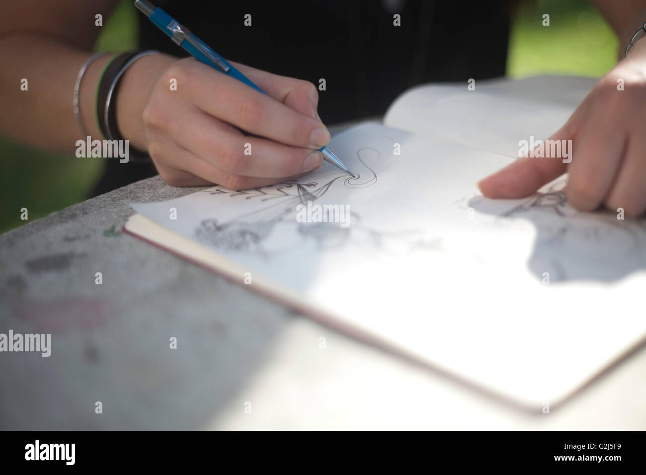 Le gribouillage fille dans Sketchbook Banque D'Images