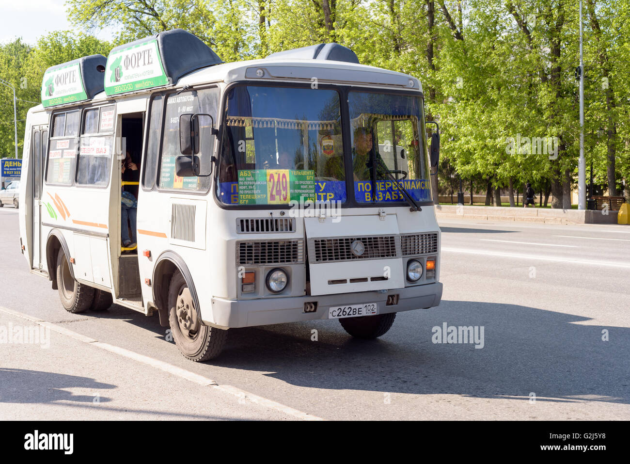 Bus public de tous les jours en Russie voyagez le long de la rue Pouchkine à Oufa, République de Bachkirie, Fédération de Russie Banque D'Images