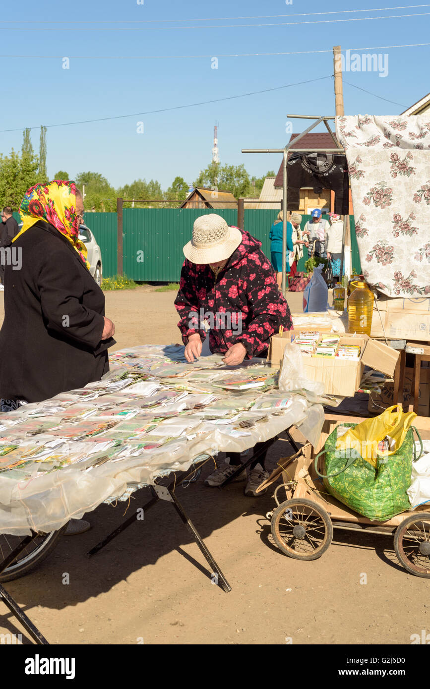 Un vendeur vend des semences russe des paquets de semences de légumes aux membres du public dans Raevka, la Russie en mai 2016 Banque D'Images