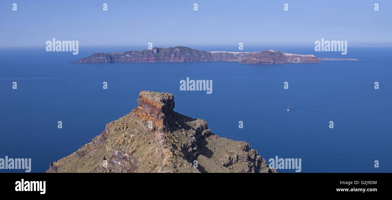 Fermer vue de Skaros rock de Imerovigli, qui surplombe la Kaldera et Kameni dans l'île de Santorini, Cyclades, Grèce Banque D'Images