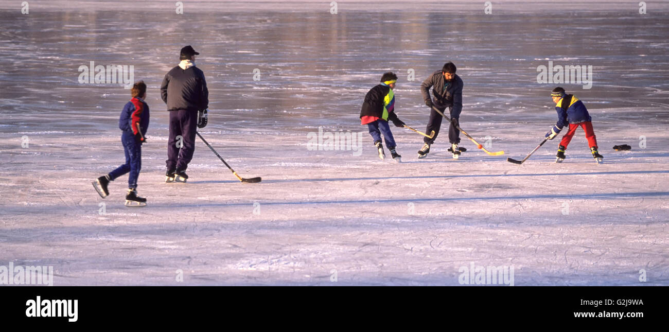 Jouer à la balle de hockey sur glace de lac, Sudbury, Ontario, Canada Banque D'Images