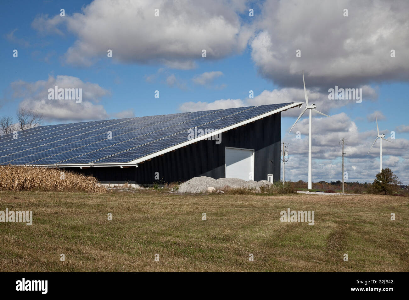 Des panneaux solaires sur le bâtiment de stockage des routes dans le sud-ouest de l'Ontario (près du lac Érié), l'Ontario, Canada. Banque D'Images