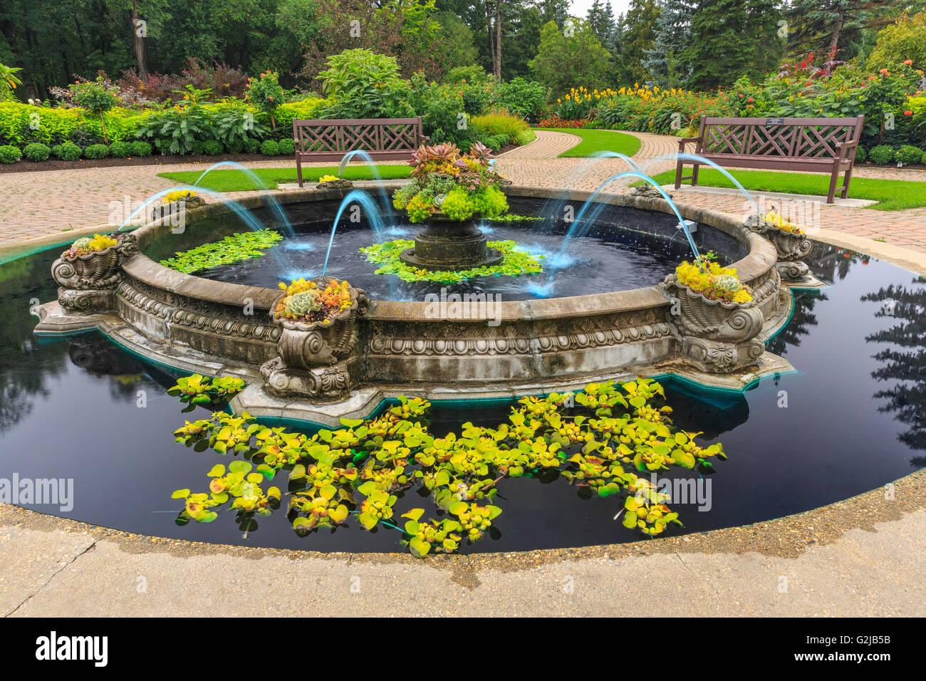 Fontaine dans le jardin anglais, le parc Assiniboine, Winnipeg, Manitoba, Canada Banque D'Images