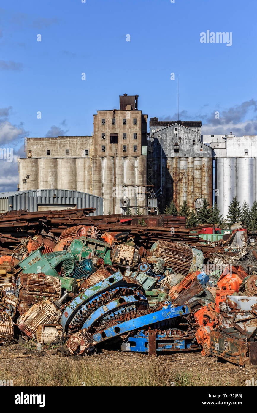 Le recyclage des déchets métalliques, avec un élévateur à grain abandonnées en arrière-plan, Thunder Bay, Ontario, Canada. Banque D'Images