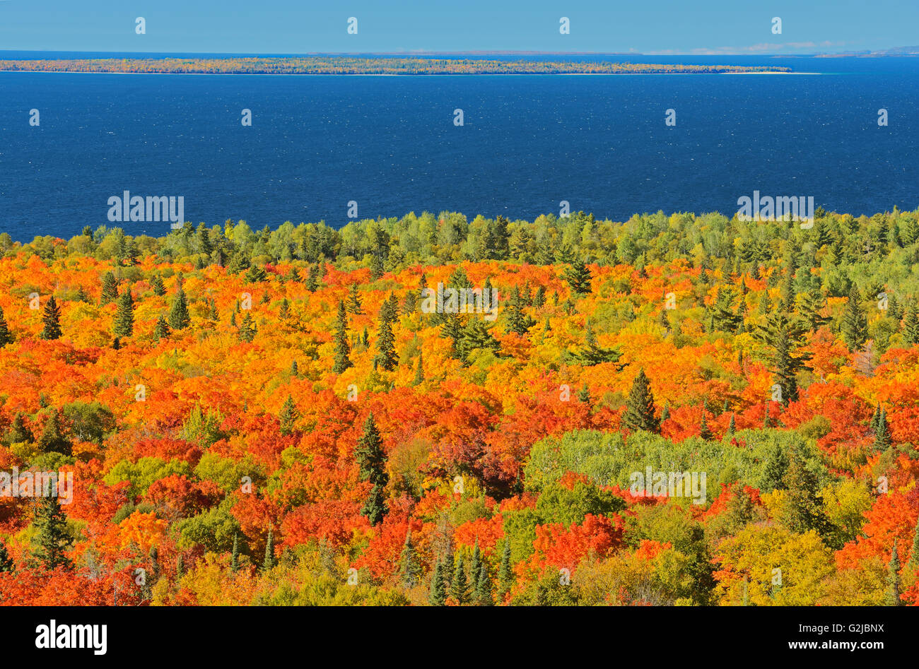 Couleurs d'automne sur la rivière Montréal vu de la colline au-dessus de Montréal River Harbour South Lake Superior Provincial Park Ontario Canada Banque D'Images
