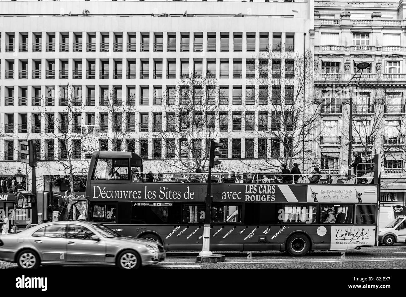 Paris, France - 19 mars 2012 : le bus pour les touristes dans le trafic de la ville de Paris emmène les touristes en visite dans le centre historique Banque D'Images