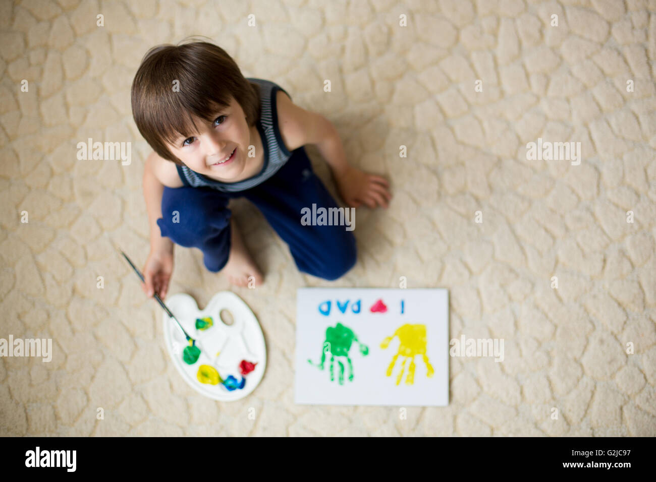 Adorable Enfant Garcon La Preparation De La Fete Des Peres Cadeau Pour Papa La Peinture Avec Les Mains Sur Un Carton A La Maison Photo Stock Alamy