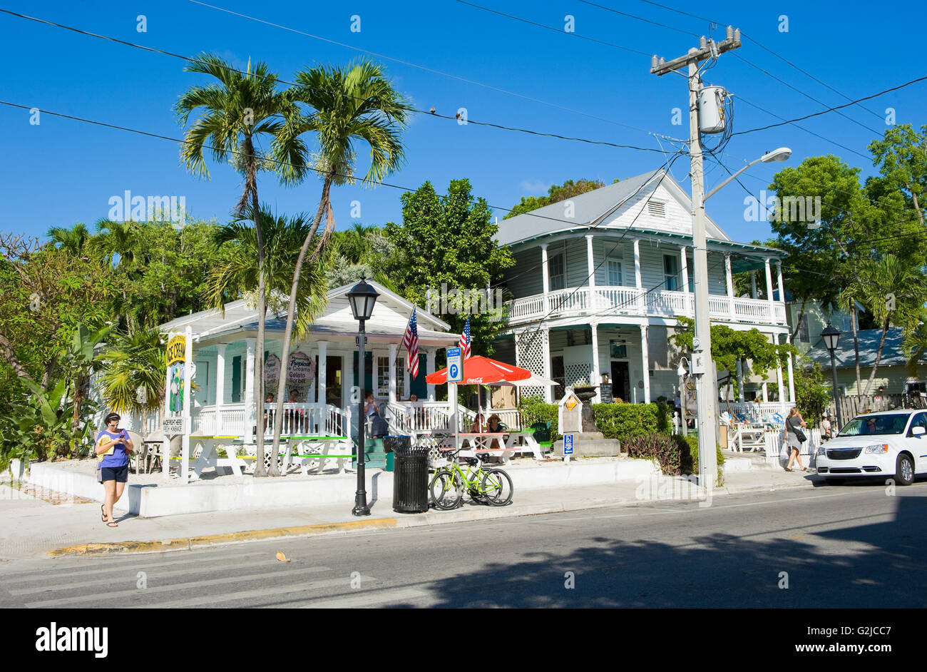 KEY WEST, Floride, USA - Mai 01, 2016 : Floride typiques maisons de Duval Street dans le centre de Key West Banque D'Images