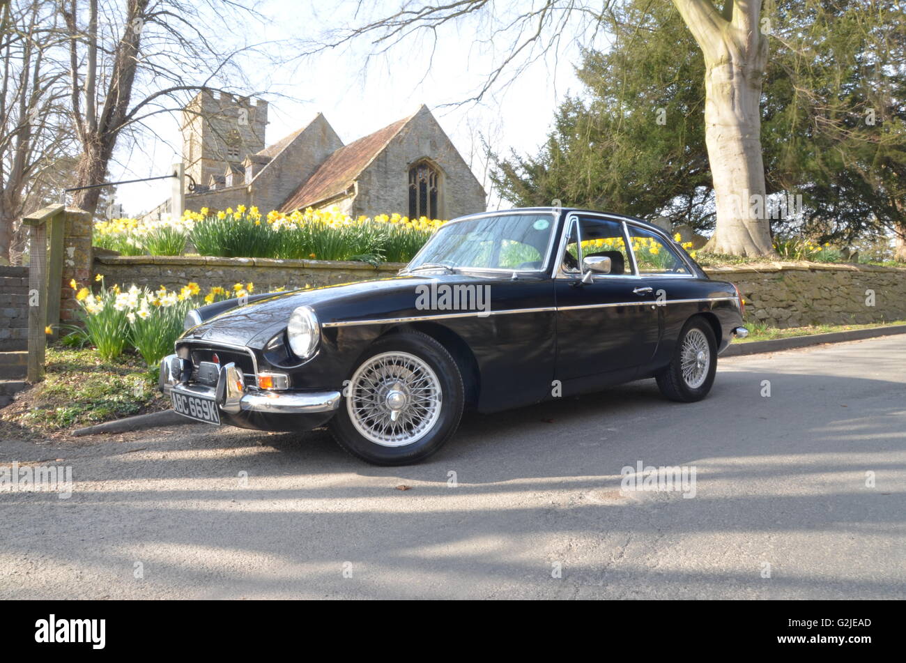 Classic MGB GT devant Village Church Banque D'Images