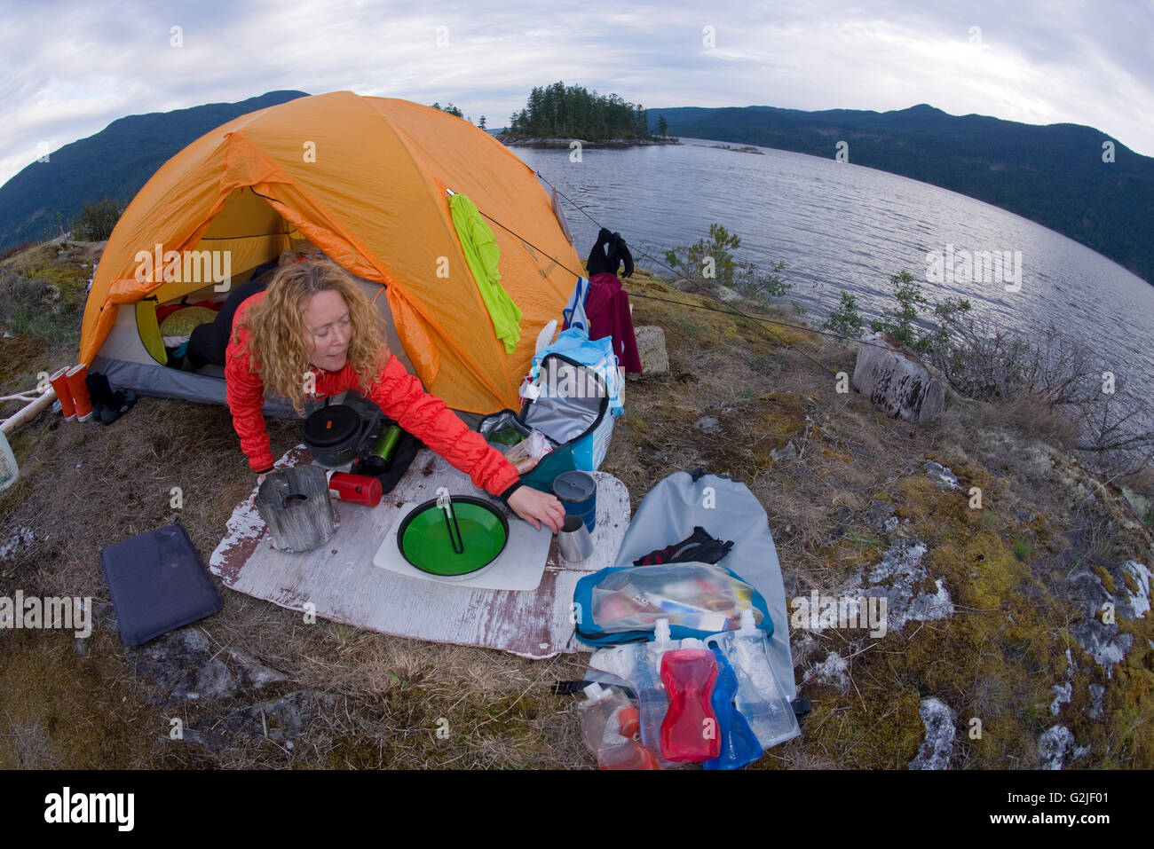 Femme en tente, camping à Kunechin Point, Sechelt Inlet, Gibsons, Sunshine Coast, British Columbia, Canada Banque D'Images