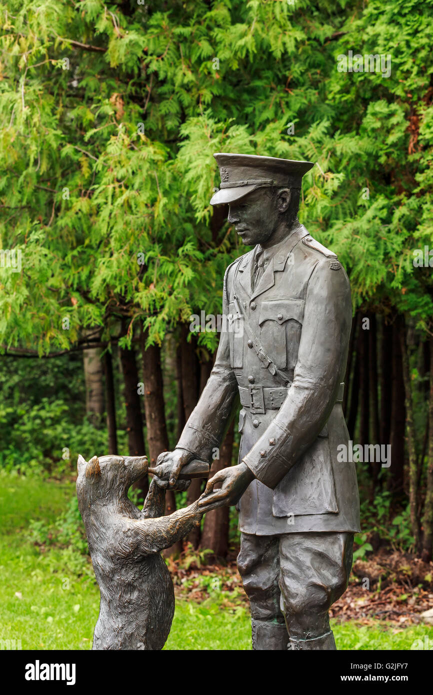 Statue en bronze de Winnie l'Ourson ours avec le Lieutenant Harry Colebourn, Parc Assiniboine, Winnipeg, Manitoba, Canada. Banque D'Images