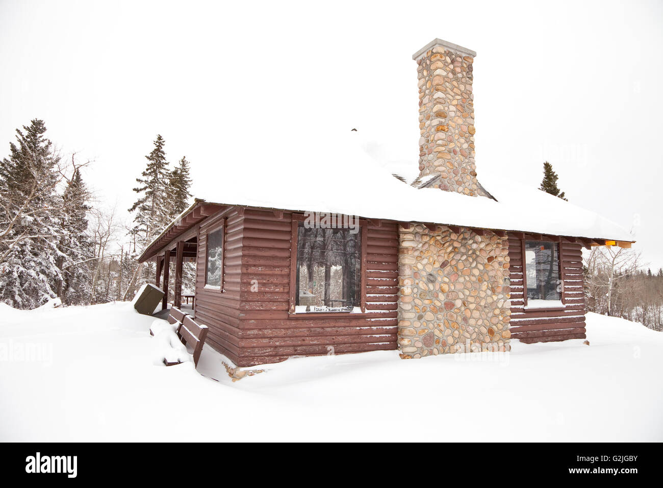 Cabane en bois recouvert de neige dans le parc national Elk Island, en Alberta, Canada Banque D'Images