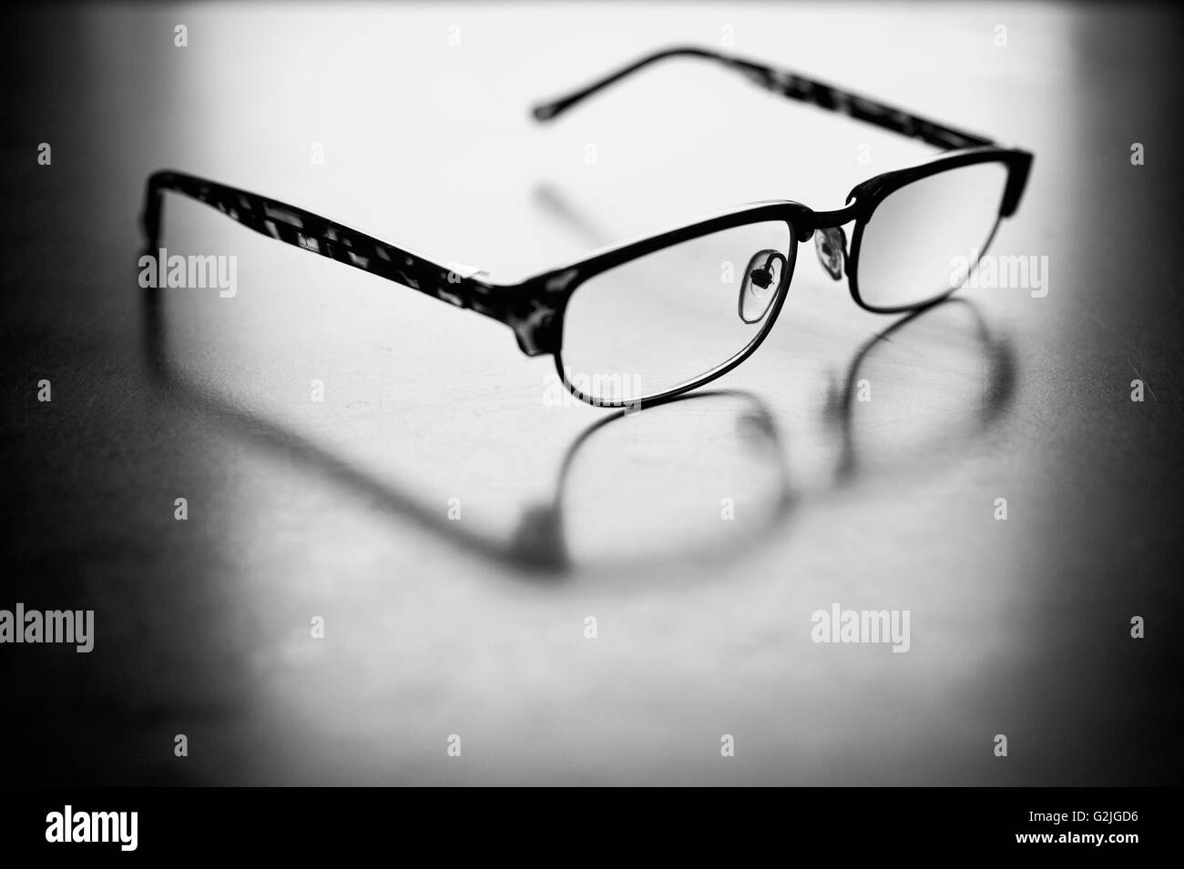 Les lunettes sur une feuille de papier blanc Banque D'Images