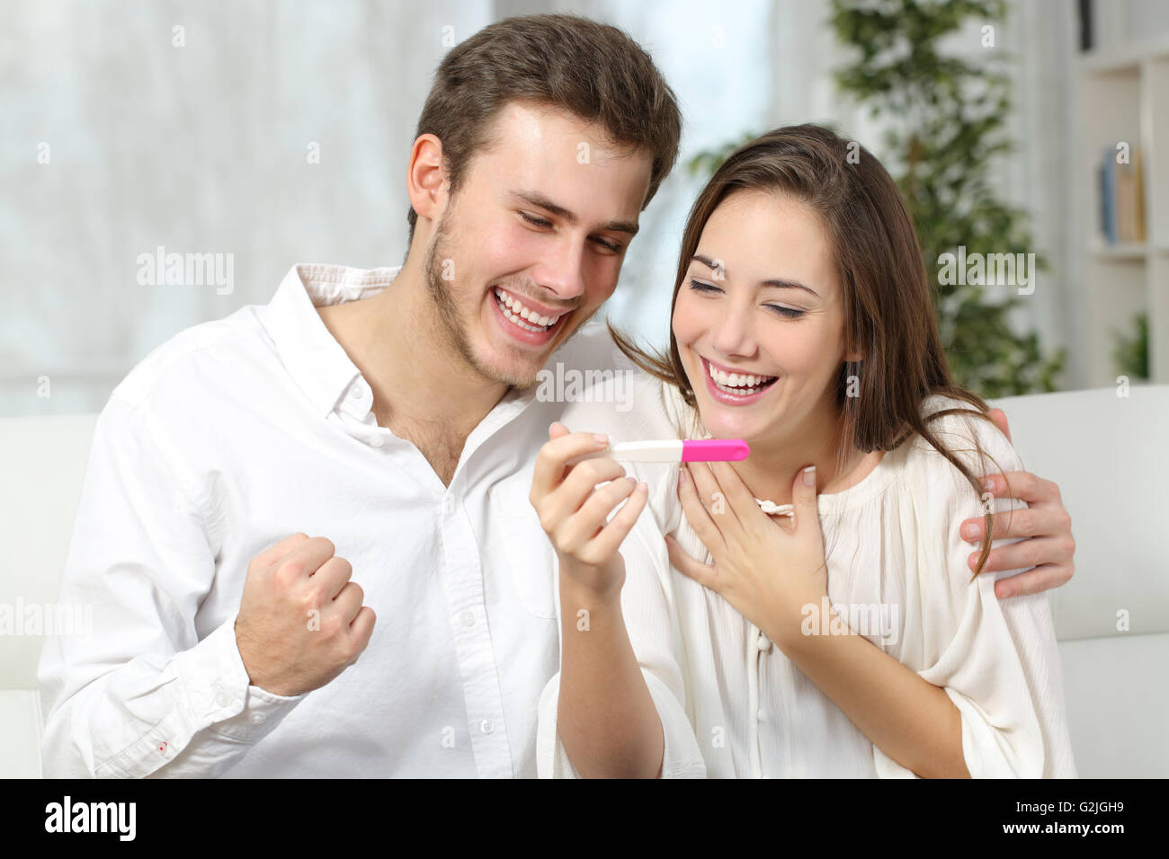 Heureux heureux couple test de grossesse positif et célébrer Banque D'Images