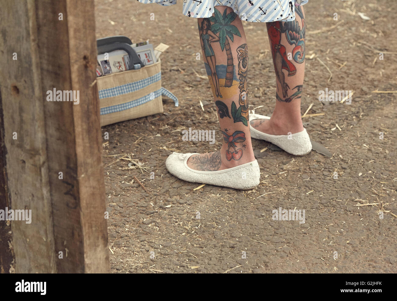 Les jambes tatouées d'une femme de style pin up Banque D'Images