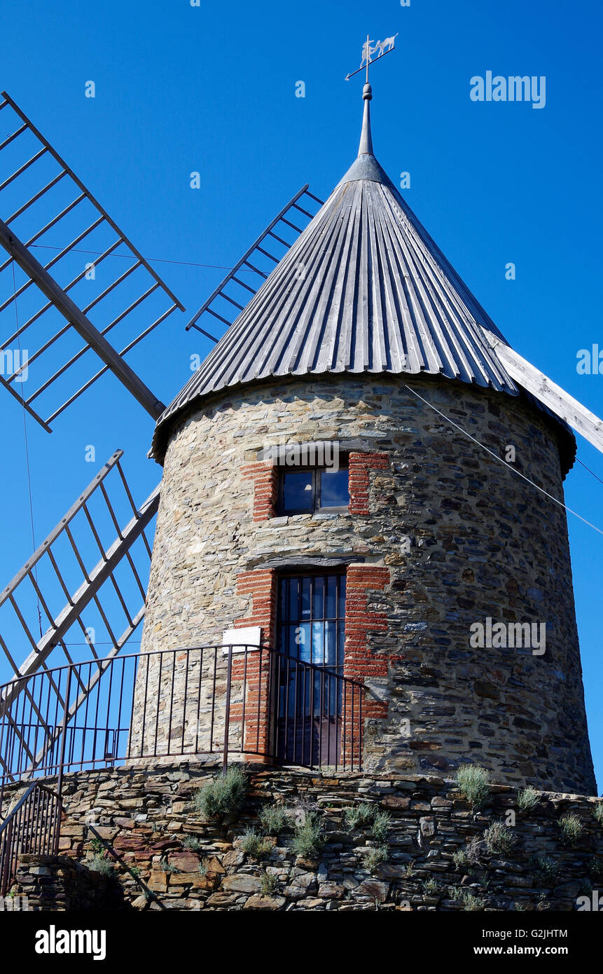 Collioure, France, moulin au-dessus de la ville Banque D'Images