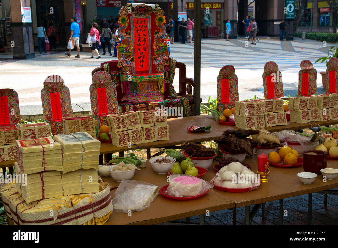 Voir l'autel taoïste de rue célébration avec des offres Banque D'Images