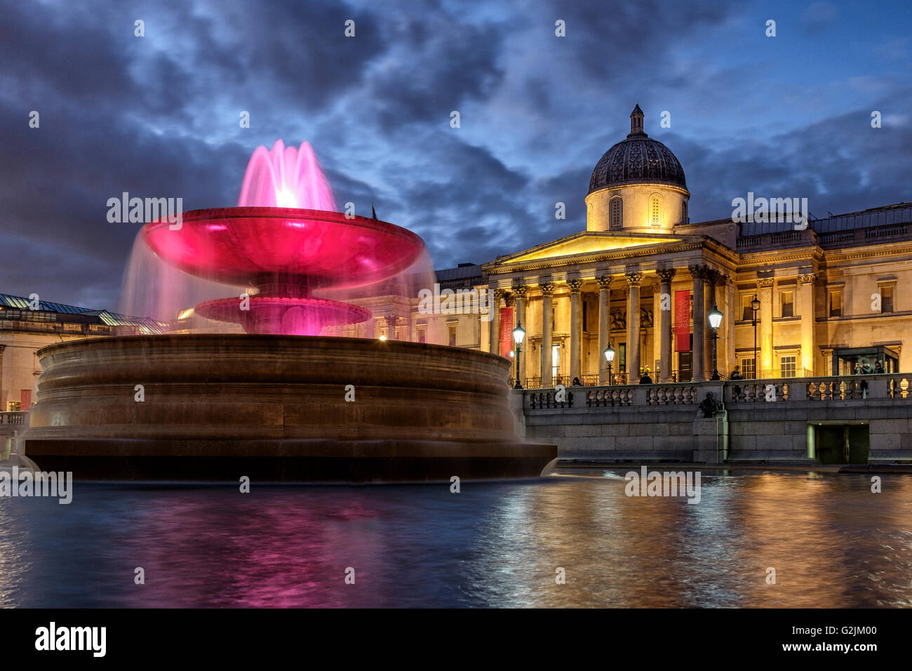 Fontaine illuminée et la nuit Galleryat,Trafalgar Square, Londres, Angleterre Banque D'Images