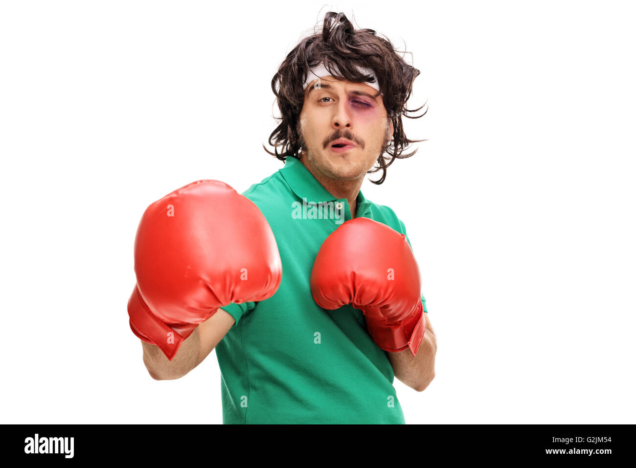 Jeune boxeur avec un oeil noir et des gants de boxe rouge isolé sur fond blanc Banque D'Images