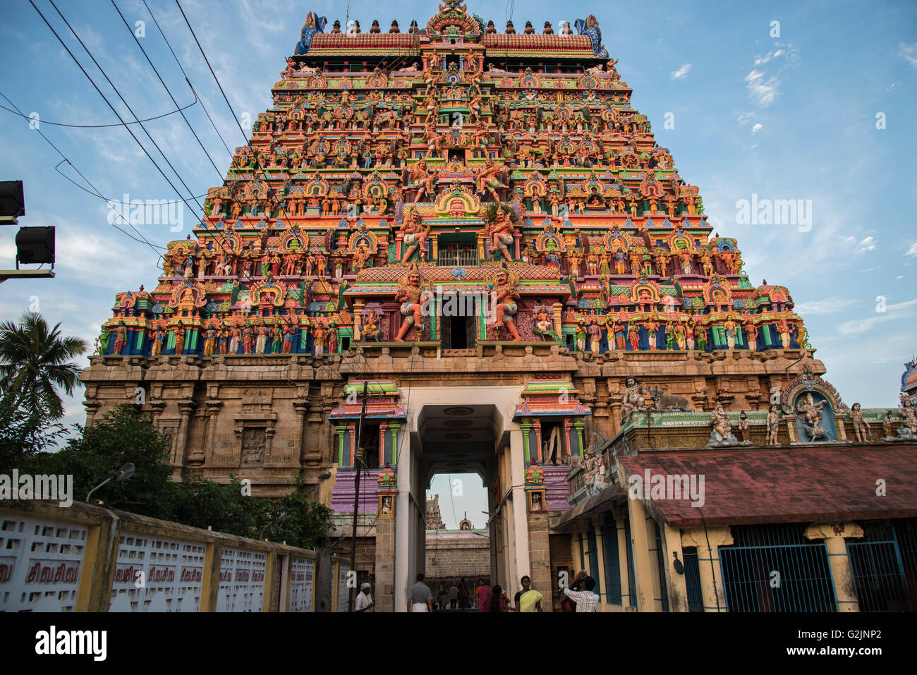 Sculpture colorée sur le temple obtenir à Chidambaram, Tamilnadu, Inde. Il;s d'un temple antique de l'Inde. Banque D'Images