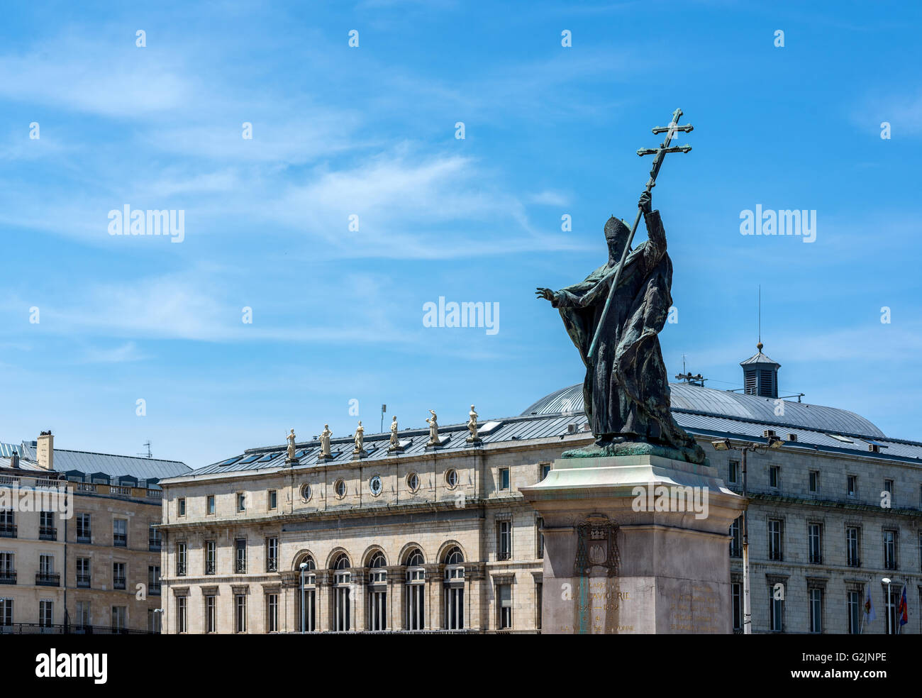 Statue du Cardinal Charles Martial Lavigerie à la place du réduit avec l'Hôtel de ville de Bayonne, appelé Mairie, en arrière-plan. La France. Banque D'Images