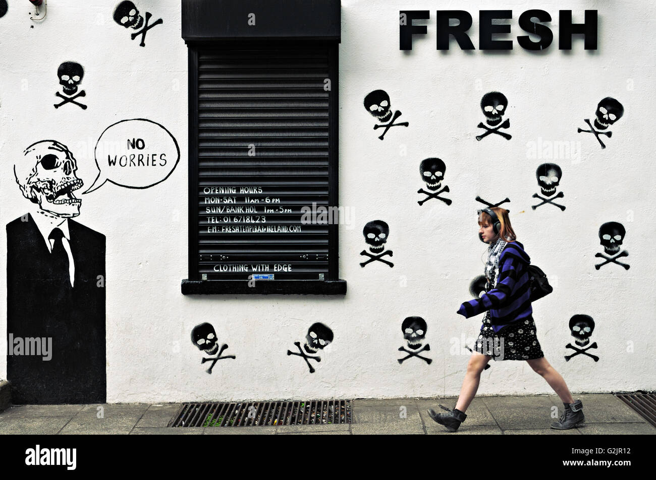 Young woman walking in front of fresh shop à Dublin, Temple Bar trimestre, Irlande Banque D'Images