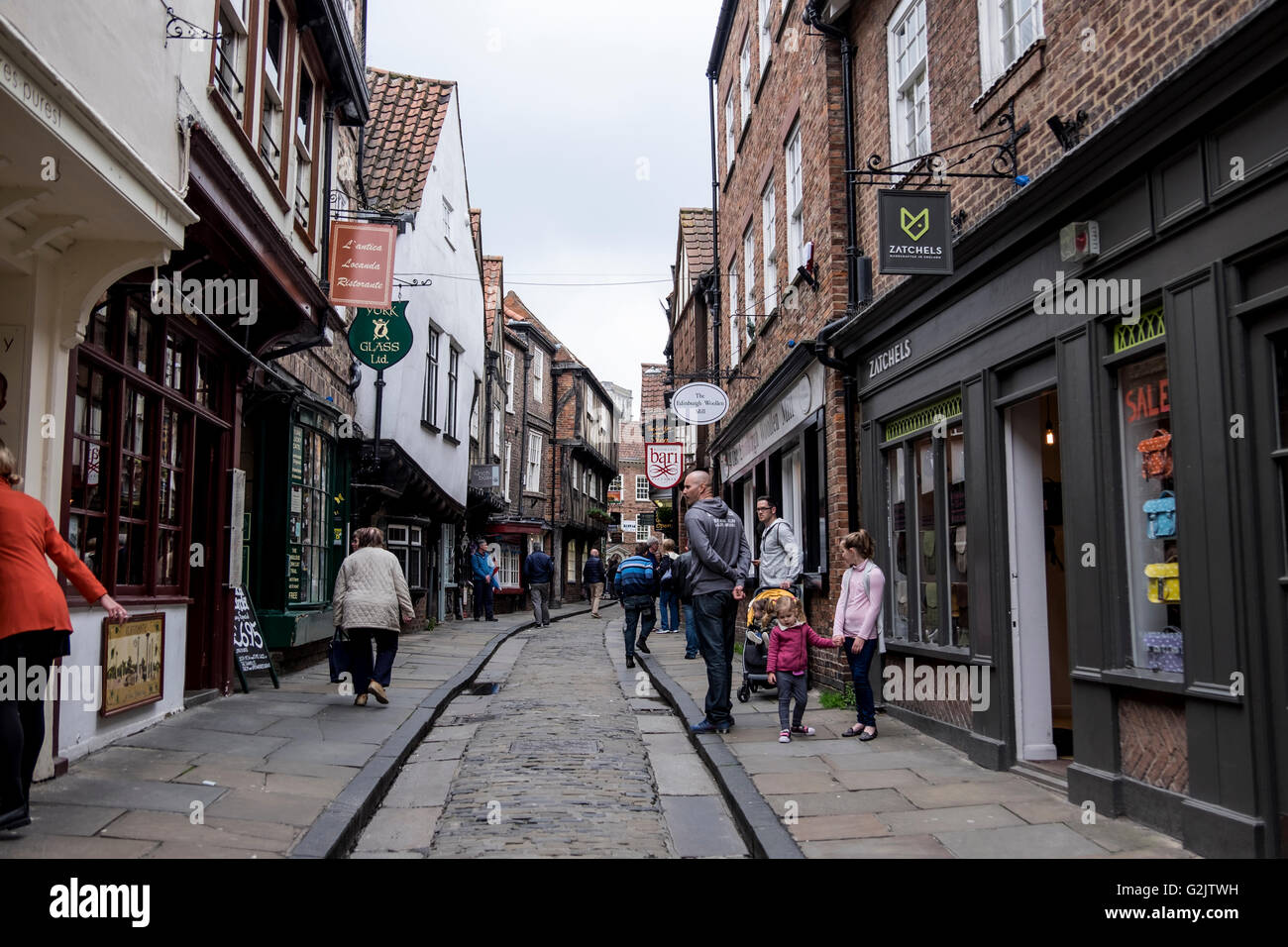 Shoppers sur l'historique de Shambles York, Angleterre Banque D'Images