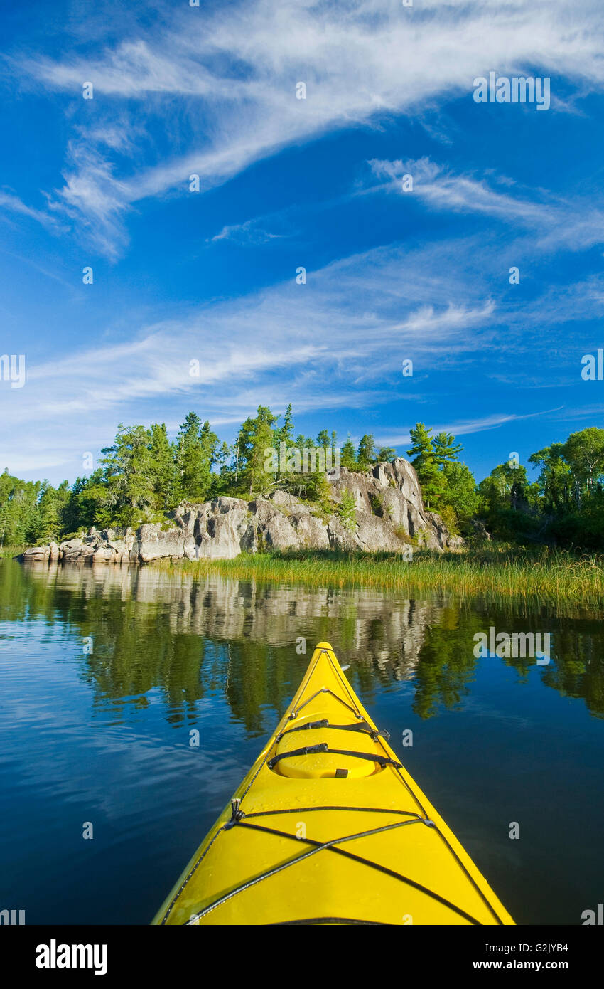 Kayak sur le lac des Bois, nord-ouest de l'Ontario, Canada Banque D'Images