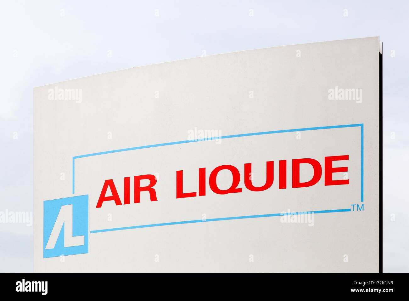 Air Liquide signe sur un panneau. Air Liquide est une société multinationale française qui fournit les gaz industriels Banque D'Images