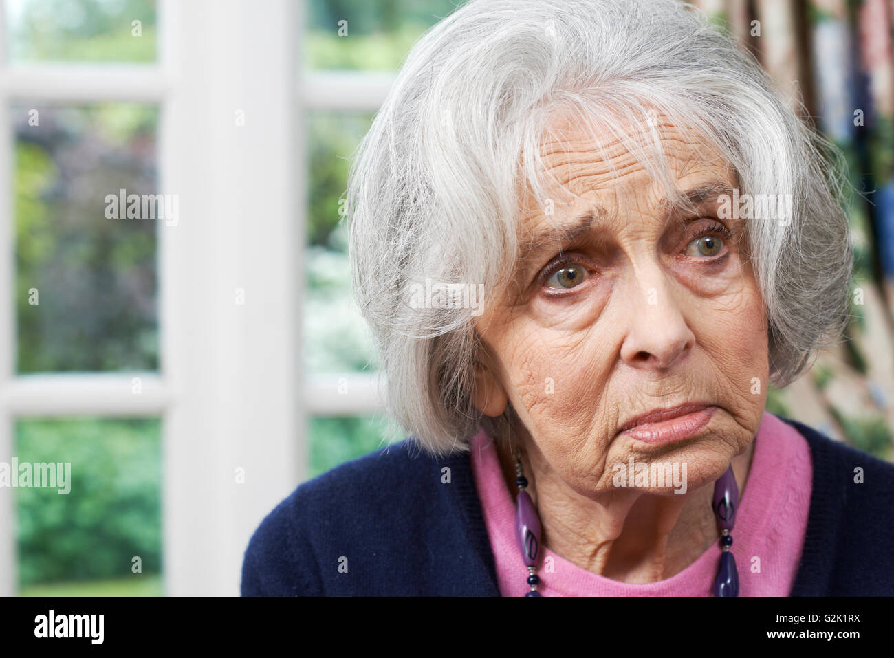 Head and shoulders Portrait of Senior Woman malheureux à la maison Banque D'Images