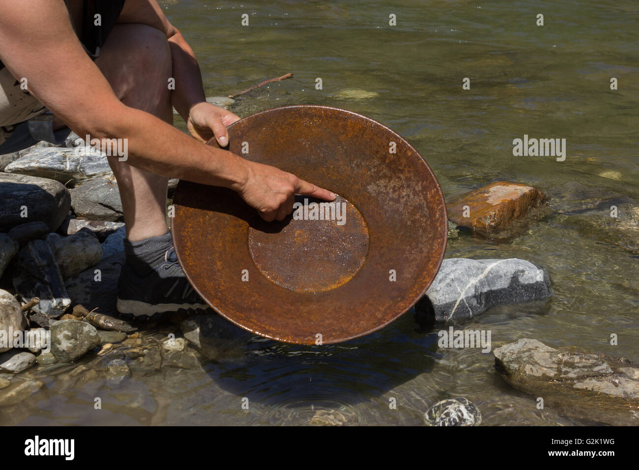 Pépite d'exploitation minière depuis la rivière, avec un pan d'or, et de trouver quelques big gold nugget. Banque D'Images