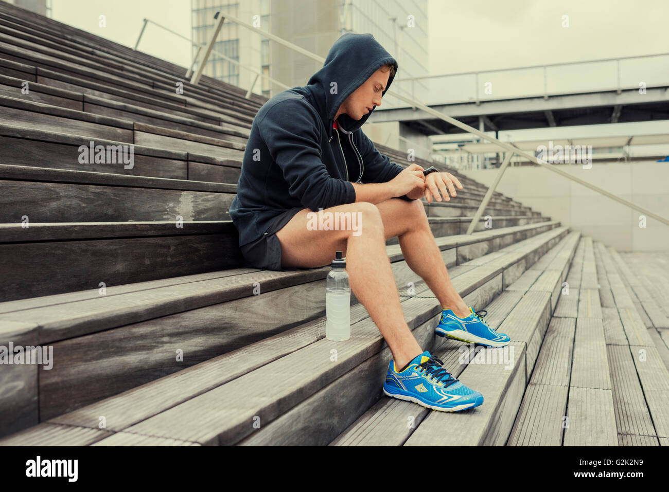 Velo urbain à contrôle Moniteur de fréquence cardiaque smartwatch après pratique run Banque D'Images