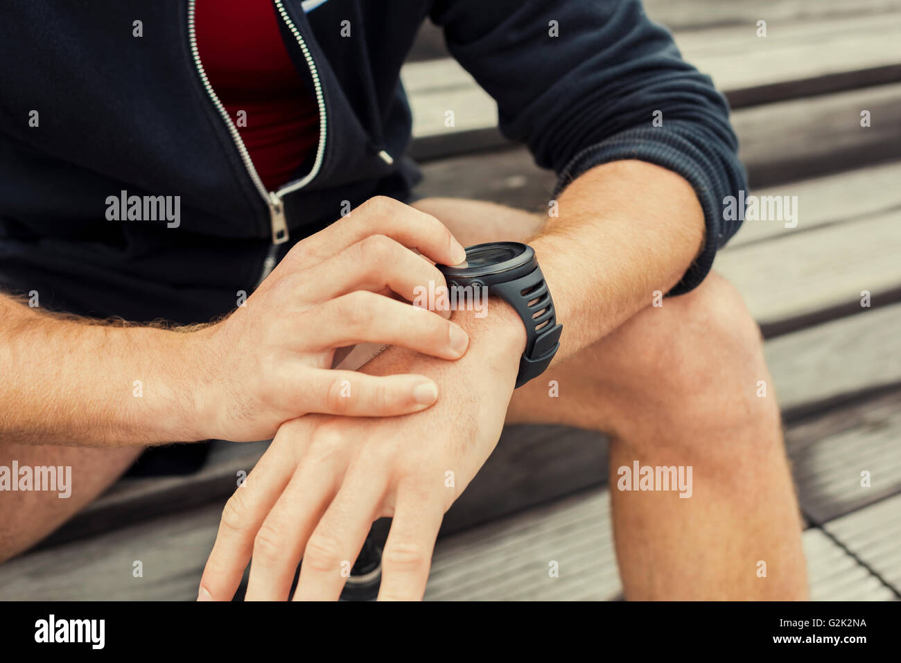 Contrôle à jogger urbain moniteur de fréquence cardiaque smartwatch après pratique run Banque D'Images