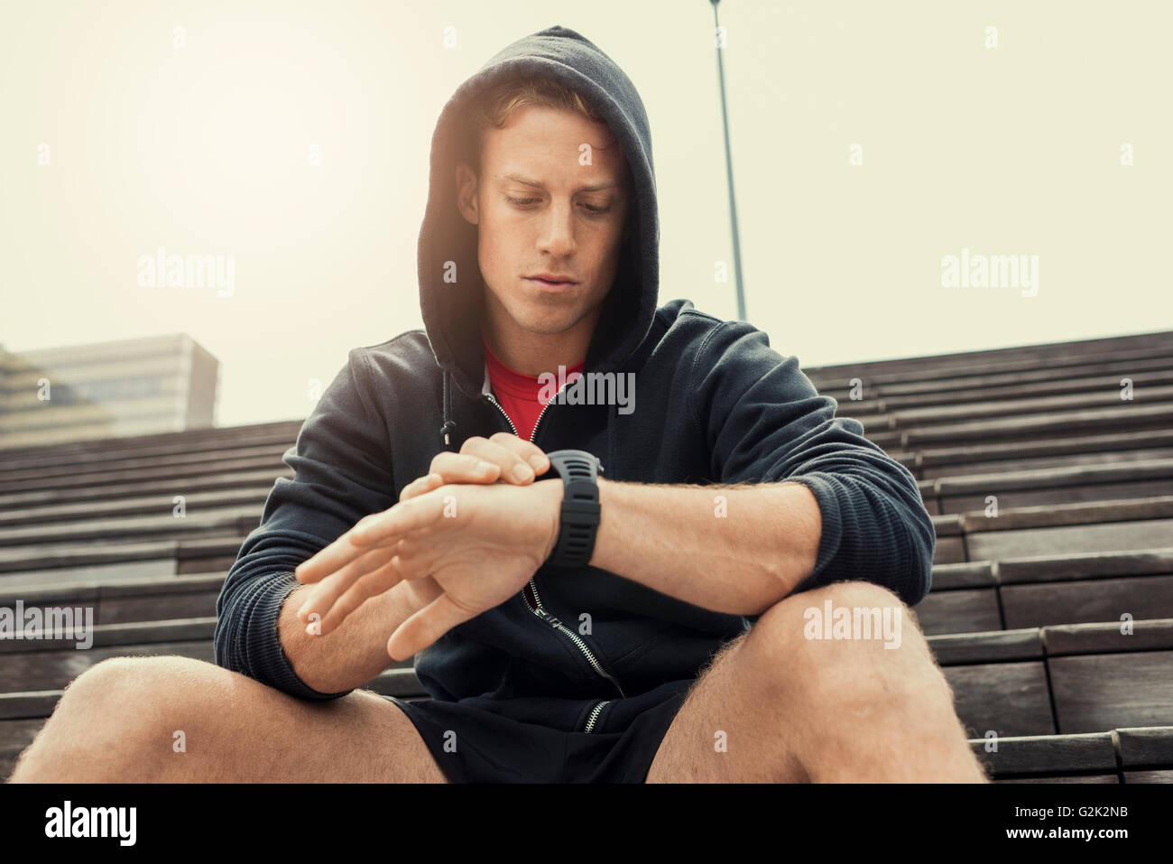 Contrôle à jogger urbain moniteur de fréquence cardiaque smartwatch après pratique run Banque D'Images