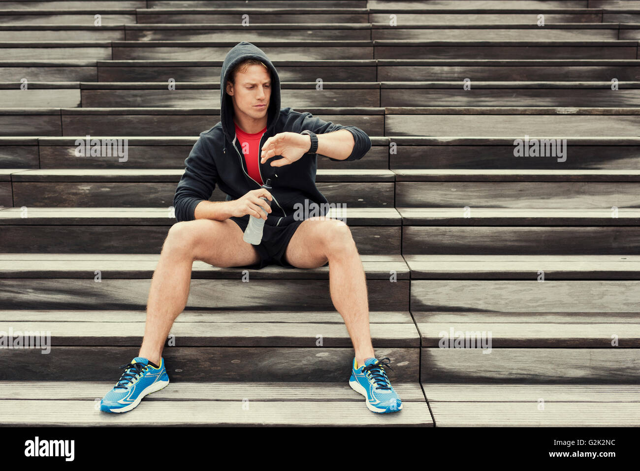 Contrôle à jogger urbain moniteur de fréquence cardiaque smartwatch après pratique run Banque D'Images