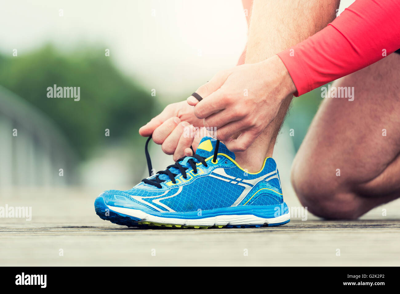 Lier son Runner chaussures de course. Homme chaussure chaussures de ville Banque D'Images