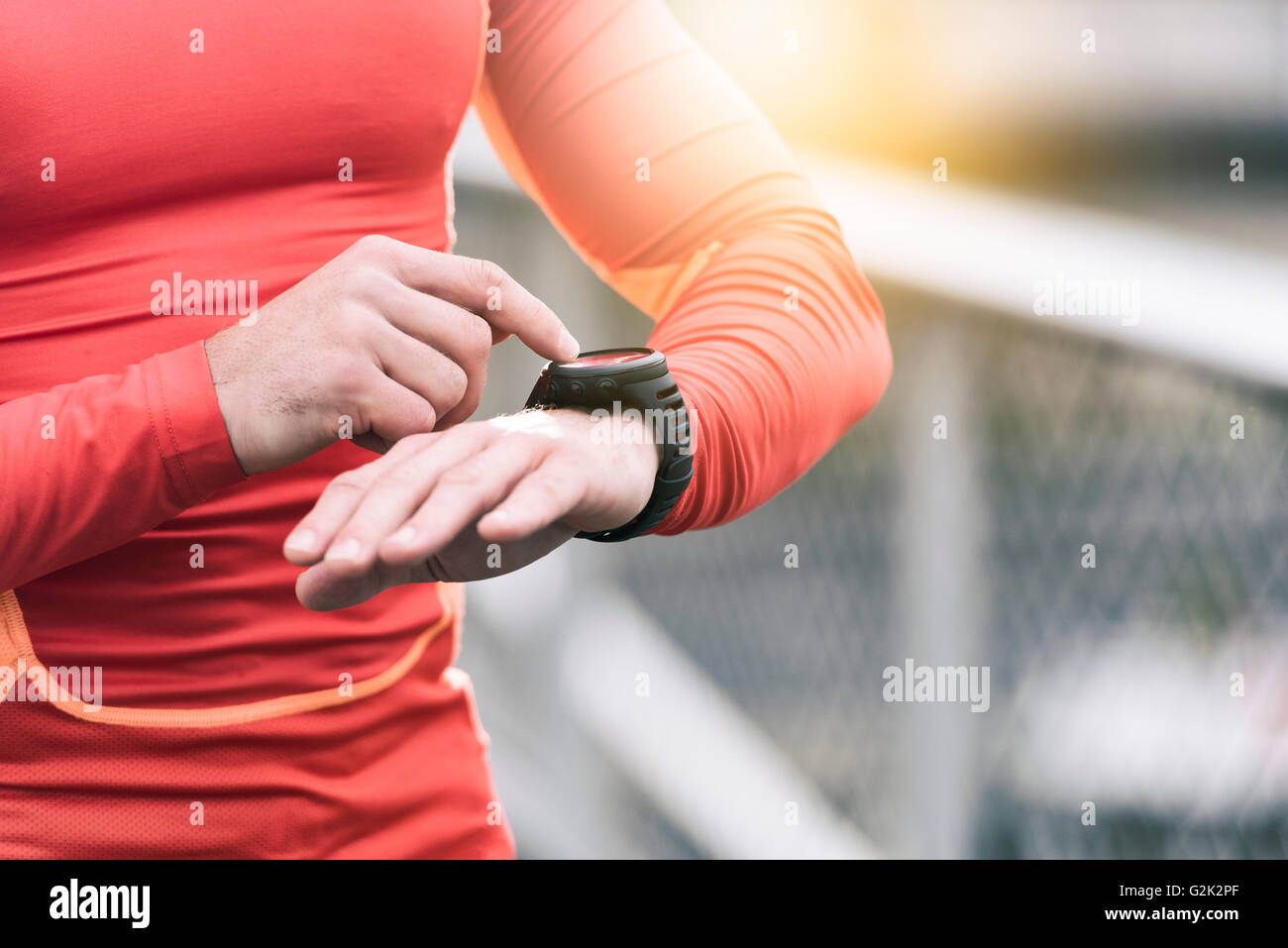 Homme courant à la sportwatch. Utilisation de smart jogging coureur mâle regarder à l'extérieur Banque D'Images