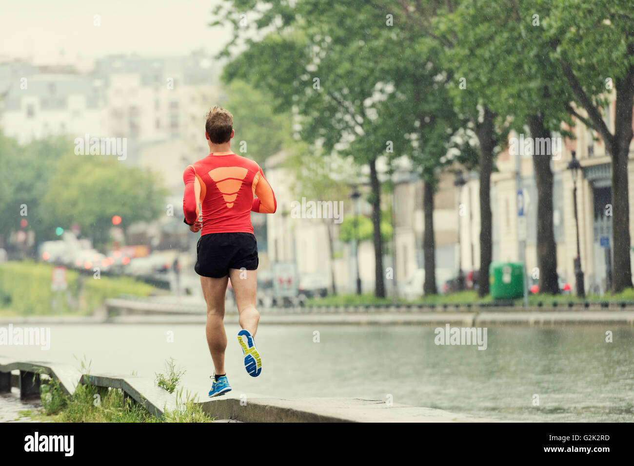 Jeune homme en train de courir dans la ville. Portrait souriant jogger homme dans son 20s Banque D'Images